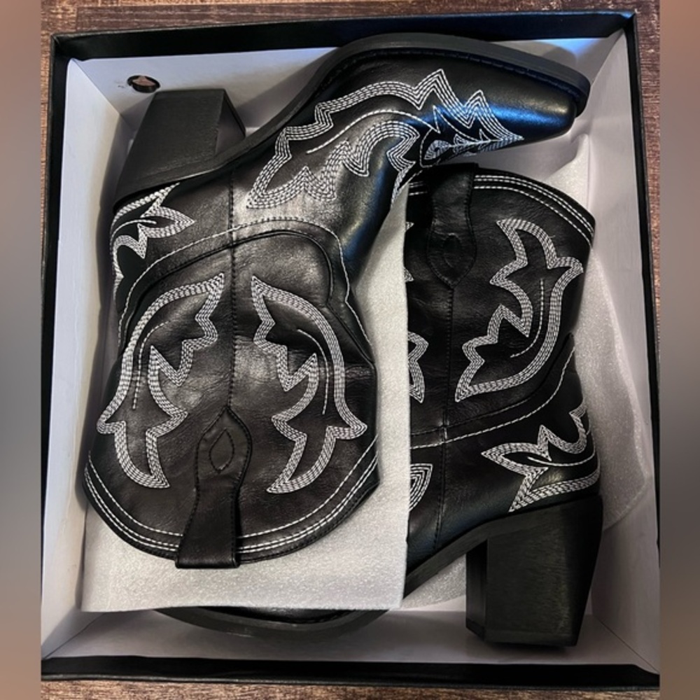 Black Western Cowboy Boots with White Embroidery - Picture 1 of 6